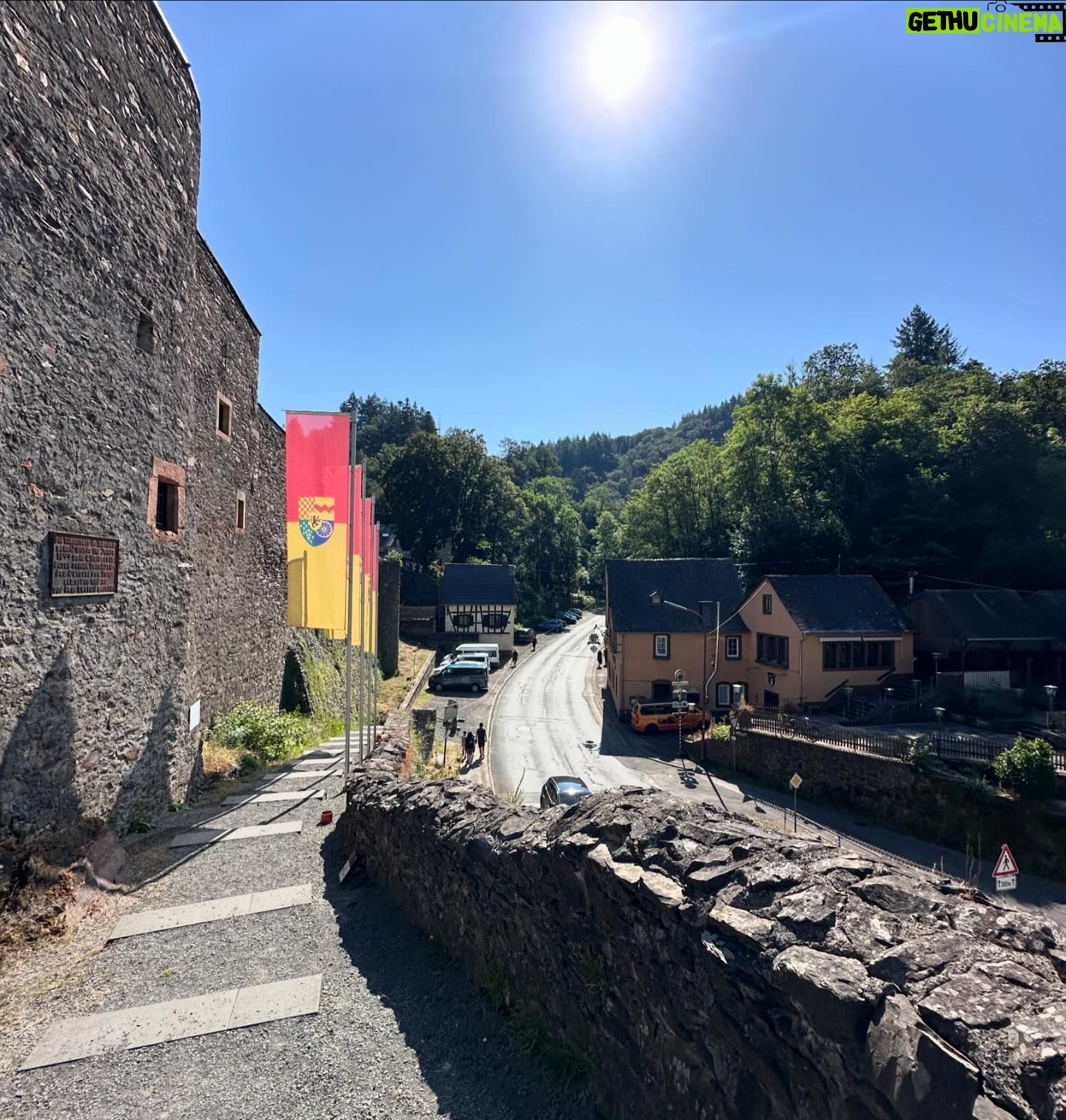 Moe Dunford - 2.7K Likes - Wonderful couple of days , 🇩🇪 @proudnerdconventions out in the woods 🐕 ⛰️🦉🔥 🌲 🪓 #Vikings
*oh & @olde_world_craftworks @dancing.shieldmaiden congrats on yere wedding!* 🤪🥂