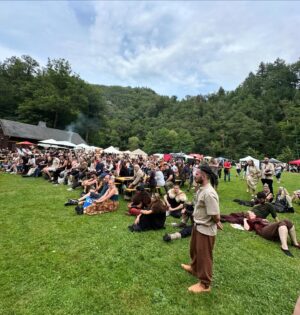 Moe Dunford Instagram - Wonderful couple of days , 🇩🇪 @proudnerdconventions  out in the woods 🐕 ⛰️🦉🔥 🌲 🪓  #Vikings 
*oh & @olde_world_craftworks @dancing.shieldmaiden congrats on yere wedding!* 🤪🥂