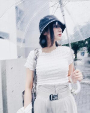 Moemi Katayama Instagram - Rainy day☔︎

雨の日に
『地面師たち』の試写へ、
なんだか雨の日に
相応しい作品を観てしまった。
1話と2話しかスケジュール的に
観られなかったのですが
とてもとても面白かったです
なぜこうも
人を魅了する作品をつくれるのか...
魔法か？

早く7月25日になってほしい
続きが観たいのです、とにもかくにも観たい

ちなみに私は2話に少し出演しています☺︎
ぜひ配信を楽しみにお待ちいただければと思います

#Netflix #地面師たち #ドラマ #moemikatayam