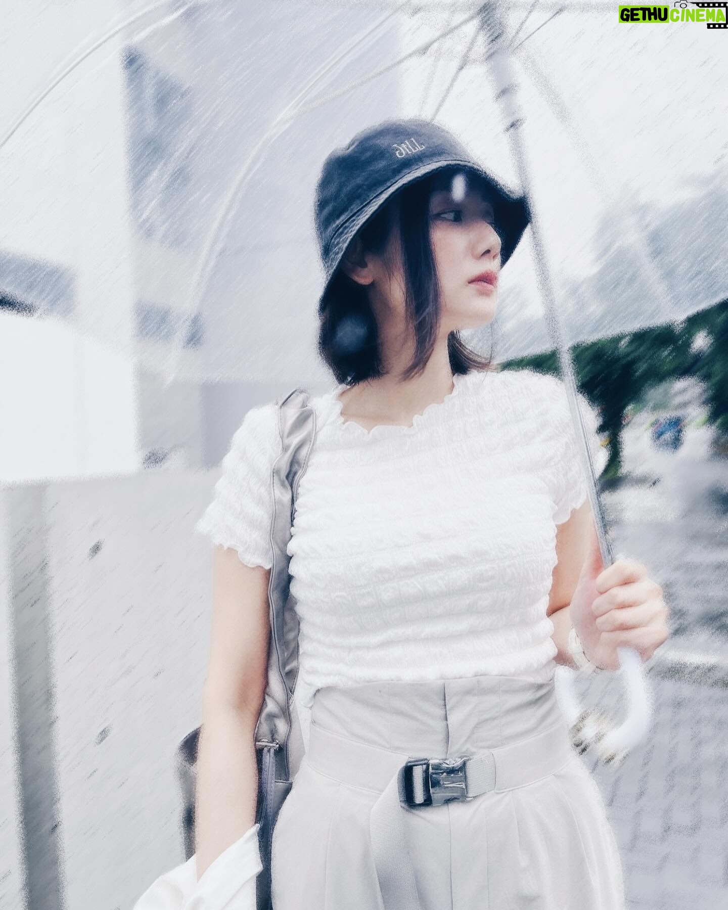 Moemi Katayama - 5.2K Likes - Rainy day☔︎
雨の日に
『地面師たち』の試写へ、
なんだか雨の日に
相応しい作品を観てしまった。
1話と2話しかスケジュール的に
観られなかったのですが
とてもとても面白かったです
なぜこうも
人を魅了する作品をつくれるのか...
魔法か?
早く7月25日になってほしい
続きが観たいのです、とにもかくにも観たい
ちなみに私は2話に少し出演しています☺︎
ぜひ配信を楽しみにお待ちいただければと思います
#Netflix #地面師たち #ドラマ #moemikatayam
