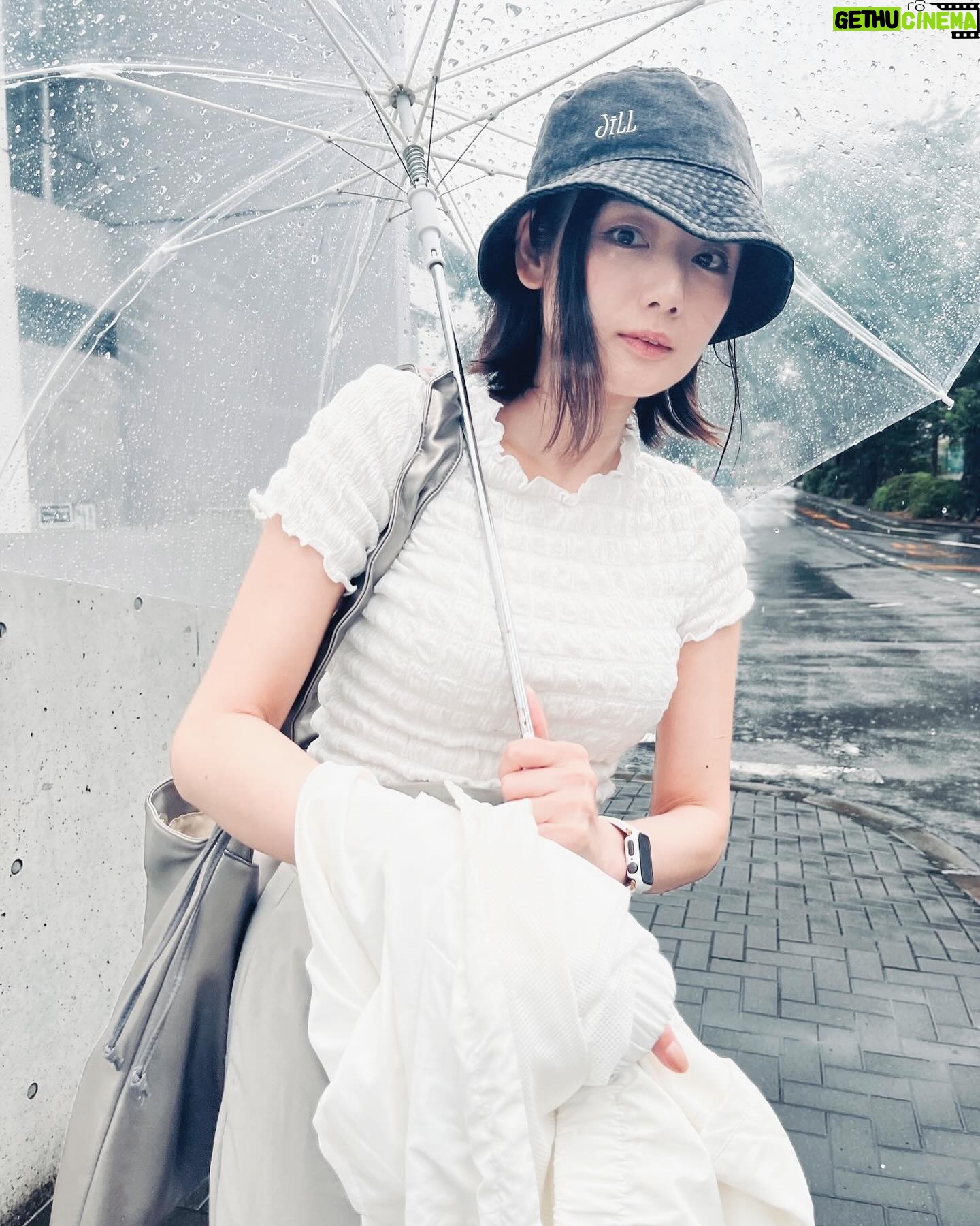Moemi Katayama - 5.2K Likes - Rainy day☔︎
雨の日に
『地面師たち』の試写へ、
なんだか雨の日に
相応しい作品を観てしまった。
1話と2話しかスケジュール的に
観られなかったのですが
とてもとても面白かったです
なぜこうも
人を魅了する作品をつくれるのか...
魔法か?
早く7月25日になってほしい
続きが観たいのです、とにもかくにも観たい
ちなみに私は2話に少し出演しています☺︎
ぜひ配信を楽しみにお待ちいただければと思います
#Netflix #地面師たち #ドラマ #moemikatayam