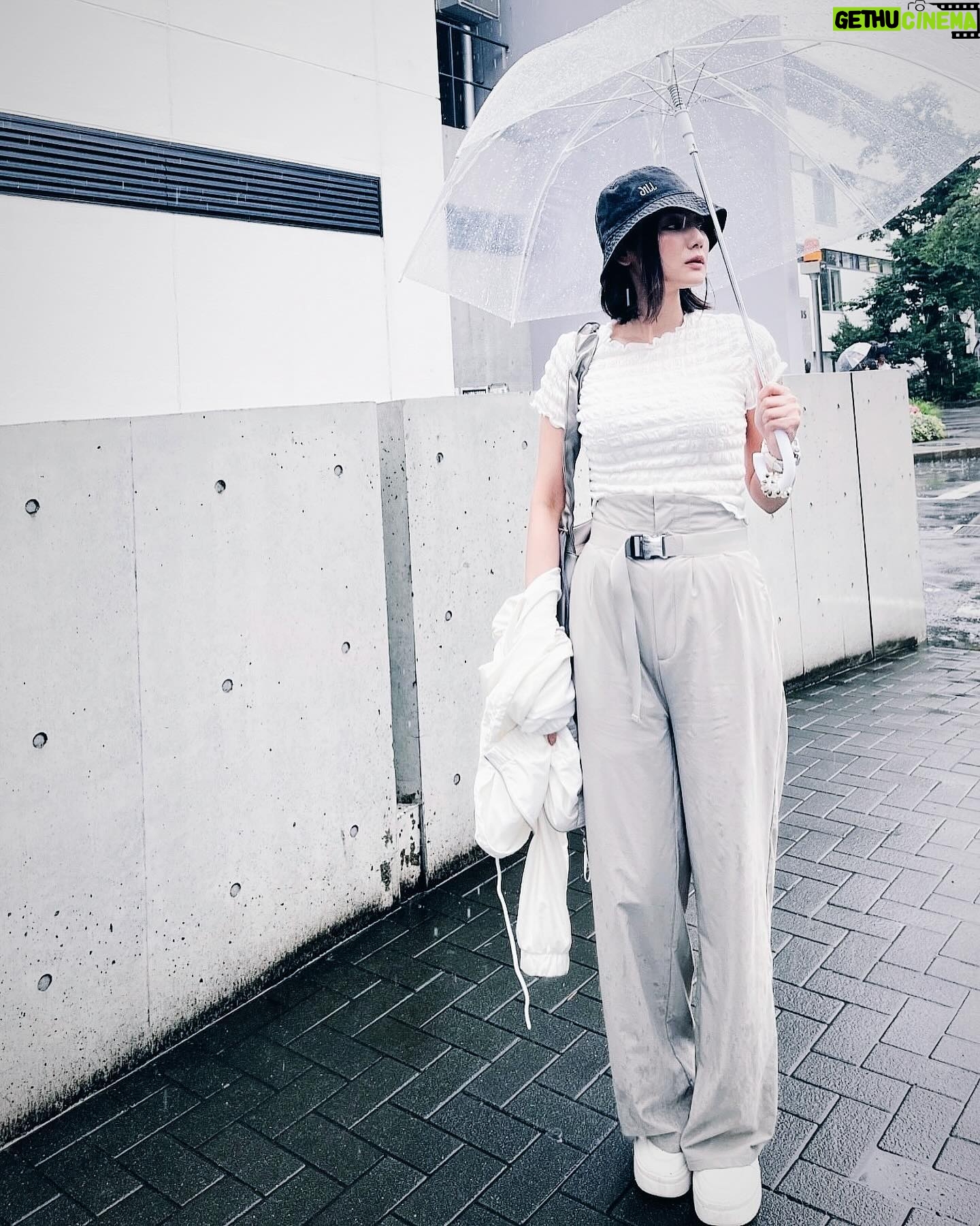 Moemi Katayama - 5.2K Likes - Rainy day☔︎
雨の日に
『地面師たち』の試写へ、
なんだか雨の日に
相応しい作品を観てしまった。
1話と2話しかスケジュール的に
観られなかったのですが
とてもとても面白かったです
なぜこうも
人を魅了する作品をつくれるのか...
魔法か?
早く7月25日になってほしい
続きが観たいのです、とにもかくにも観たい
ちなみに私は2話に少し出演しています☺︎
ぜひ配信を楽しみにお待ちいただければと思います
#Netflix #地面師たち #ドラマ #moemikatayam