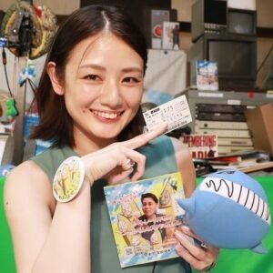 Moemi Katayama Instagram - 🐳

こんせいそんのスタジオ生放送
ありがとうございました

こんさんも、私のマネージャーも、そして私も
プラス収支でした💰
こんさんの番組はいつも楽しくて
あっという間に時間が経ちますが
それはみなさんのコメントのおかげでもあります

いつもたくさんのコメント
本当にありがとうございます✨

それと
ボートレース平和島場が
解体工事をしていて、半分なくなったビルが...!!!
耐震などのこともあるだろうし
色々なところが新しくなるなっていくのだなぁと
移りゆく時代の流れを体感しました
ぜひ機会がありましたら
ボートレース平和島にも行ってみてください
今しか見られない景色がありますよ🌿

#こんせいそんのスタジオ生放送 #ボートレース平和島 #moemikatayama