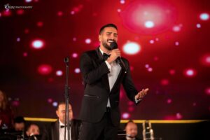 Mohamed Al Sharnuby Instagram - كان ليا شرف الوقوف على مسرح الاوبرا لتالت مرة على التوالي في مهرجان الموسيقى العربية 
شكراً لمعالي الوزيرة د/ ايناس عبد الدايم 
شكراً رئيس دار الاوبرا د/ مجدي صابر 
شكراً مديرة المهرجان د/ چيهان مرسي
على الفرصة اللي دايماً بكون فخور بيها 
شكراً لصديقي الموسيقار مصطفى حلواني على وجوده و اضافته للحفلة @halawany 
————————————

Stylist:@khemissi_imen
Suit: @maisongamil 
Shoes: @brava_cairo 
Special thx @moecomm 
Hair : Mekky
📷 @gimoooz