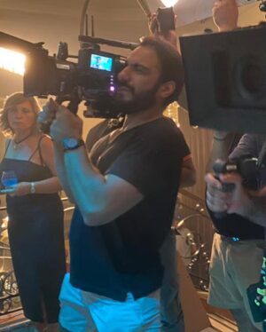 Mohamed Gomaa Instagram - The most powerful person in the world is the storyteller ,, #stevejobs 
من كواليس #مسلسل_هروب 
It’s always a pleasure working with amazing people and amazing actors #شجون_الهاجري  @shoooj @mohammed_alalawii @bassemmoughnieh @jessy_abdo  @carolabboud8 @lilianenemryofficial1 @amaltalebofficial