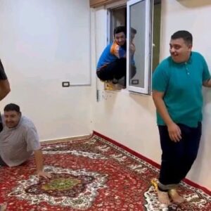Mohammadtaghi Javadi Instagram - یه گروه اینجوری می‌خوام کتک خور 😂

#azadi #azar #viralreels #reels