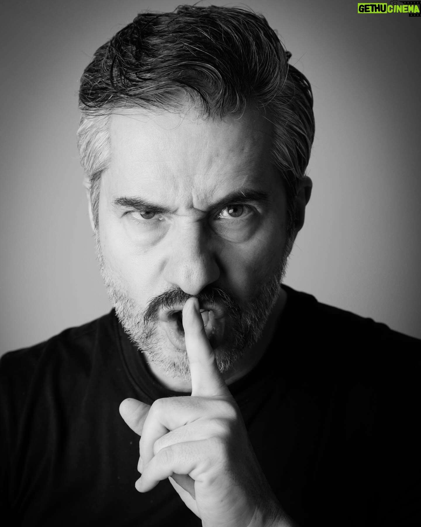 Moisés Arizmendi - 745 Likes - La interpretación de un personaje va más allá de aprender líneas y adoptar una postura física en el escenario; implica explorar la profundidad del personaje, conectar con sus emociones más íntimas y transformarse físicamente para darle vida de manera auténtica.
Gracias querido Moi por confiar y aventarte a jugar!!!
Que rica sesión!!! Va la primera tanda!! Jajaja
🎭 @moiarizmendi
📷 @lgarciafoto