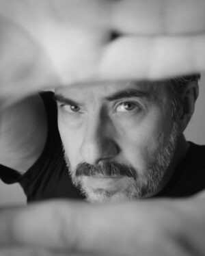 Moisés Arizmendi Instagram - La interpretación de un personaje va más allá de aprender líneas y adoptar una postura física en el escenario; implica explorar la profundidad del personaje, conectar con sus emociones más íntimas y transformarse físicamente para darle vida de manera auténtica.
Gracias querido Moi por confiar y aventarte a jugar!!!
Que rica sesión!!! Va la primera tanda!! Jajaja 
🎭 @moiarizmendi 
📷 @lgarciafoto