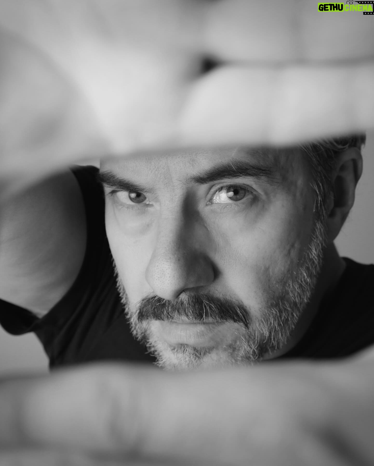Moisés Arizmendi - 745 Likes - La interpretación de un personaje va más allá de aprender líneas y adoptar una postura física en el escenario; implica explorar la profundidad del personaje, conectar con sus emociones más íntimas y transformarse físicamente para darle vida de manera auténtica.
Gracias querido Moi por confiar y aventarte a jugar!!!
Que rica sesión!!! Va la primera tanda!! Jajaja
🎭 @moiarizmendi
📷 @lgarciafoto