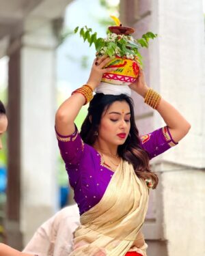 Mokksha Instagram - Bonalu ritual tried for the first time with team #AlanaatiRamachandrudu at Peddamma temple 🙏
Jay Peddamma Thalli..
Wearing @sarva.vastra
Getting ready for Aug 2nd..
Thanks to the team for giving me this opportunity..🙏
Captured by @kiran_i_con_
Hair @gsriram.makeup_hairstylist
#mokksha #born #queen #bonalu #ritual #AlanaatiRamachandrudu #telugucinema #upcoming