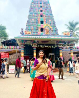 Mokksha Instagram - Bonalu ritual tried for the first time with team #AlanaatiRamachandrudu at Peddamma temple 🙏
Jay Peddamma Thalli..
Wearing @sarva.vastra
Getting ready for Aug 2nd..
Thanks to the team for giving me this opportunity..🙏
Captured by @kiran_i_con_
Hair @gsriram.makeup_hairstylist
#mokksha #born #queen #bonalu #ritual #AlanaatiRamachandrudu #telugucinema #upcoming