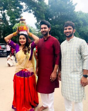 Mokksha Instagram - Bonalu ritual tried for the first time with team #AlanaatiRamachandrudu at Peddamma temple 🙏
Jay Peddamma Thalli..
Wearing @sarva.vastra
Getting ready for Aug 2nd..
Thanks to the team for giving me this opportunity..🙏
Captured by @kiran_i_con_
Hair @gsriram.makeup_hairstylist
#mokksha #born #queen #bonalu #ritual #AlanaatiRamachandrudu #telugucinema #upcoming