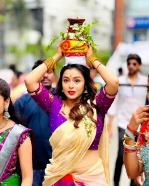 Mokksha Instagram - Bonalu ritual tried for the first time with team #AlanaatiRamachandrudu at Peddamma temple 🙏
Jay Peddamma Thalli..
Wearing @sarva.vastra
Getting ready for Aug 2nd..
Thanks to the team for giving me this opportunity..🙏
Captured by @kiran_i_con_
Hair @gsriram.makeup_hairstylist
#mokksha #born #queen #bonalu #ritual #AlanaatiRamachandrudu #telugucinema #upcoming