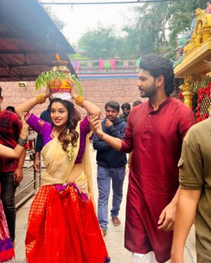 Mokksha Instagram - Bonalu ritual tried for the first time with team #AlanaatiRamachandrudu at Peddamma temple 🙏
Jay Peddamma Thalli..
Wearing @sarva.vastra
Getting ready for Aug 2nd..
Thanks to the team for giving me this opportunity..🙏
Captured by @kiran_i_con_
Hair @gsriram.makeup_hairstylist
#mokksha #born #queen #bonalu #ritual #AlanaatiRamachandrudu #telugucinema #upcoming