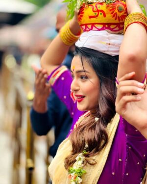 Mokksha Instagram - Bonalu ritual tried for the first time with team #AlanaatiRamachandrudu at Peddamma temple 🙏
Jay Peddamma Thalli..
Wearing @sarva.vastra
Getting ready for Aug 2nd..
Thanks to the team for giving me this opportunity..🙏
Captured by @kiran_i_con_
Hair @gsriram.makeup_hairstylist
#mokksha #born #queen #bonalu #ritual #AlanaatiRamachandrudu #telugucinema #upcoming