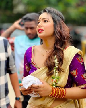 Mokksha Instagram - Bonalu ritual tried for the first time with team #AlanaatiRamachandrudu at Peddamma temple 🙏
Jay Peddamma Thalli..
Wearing @sarva.vastra
Getting ready for Aug 2nd..
Thanks to the team for giving me this opportunity..🙏
Captured by @kiran_i_con_
Hair @gsriram.makeup_hairstylist
#mokksha #born #queen #bonalu #ritual #AlanaatiRamachandrudu #telugucinema #upcoming