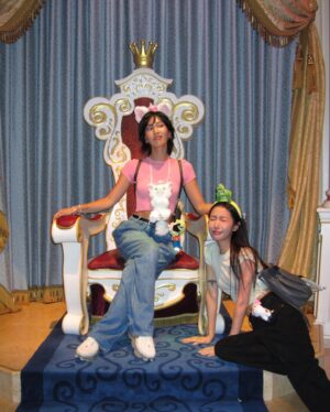 Molly Chiang Instagram - Back to my favorite place 🩷👯‍♀️🏰
-
我只能說現在可以發20張真的太爽了！！！
來迪士尼的照片真的不可能只是發10張耶！！！
與我的Sister @aaron77926 回到我最愛的地方！！！
我今天是瑪莉貓🩷
小安是恐龍泡泡龍？😂

但這次的重點不是DisneyLand
是明天要去的迪士尼海洋 !!!!!!
因為我們終於買到了假期套票（痛哭）
我終於可以去新園區《夢幻泉鄉》了！！！
但假期套票第一天一定要來樂園先玩😂
是住在迪士尼兩天一夜的行程
所以今天的樂園只是過場（？）

欸重點是今天的迪士尼樂園是我有史以來來過人潮最少的🤣
因為全世界的人都去迪士尼海洋了
真的人少到離譜那種耶
可想而知明天海洋會有多少人😳

我想今晚會興奮到睡不著了
我告訴你們
為了新園區
我的穿搭真的非常Ready!!!!!
史上最Ready 那種
沒在開玩笑那種
而且細節非常多🤣
我好期待！！！！！！
我真的好期待！！！！！
有感受到我興奮跟期待嗎？😂

我覺得長髮公主的設施我一定會玩到哭
那個天燈！！！！
OMG 你們懂吧！！！！！
我真的好期待！！！！！

P.S. 今日在樂園達成茉莉公主給我飛吻人生已圓滿
然後有在看懂第五張照片是壞母后跟灰姑娘嗎？😏