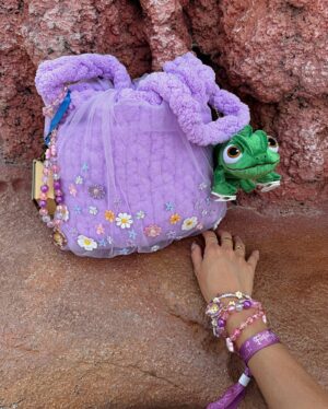 Molly Chiang Instagram - The perfect dress for Disneysea Fantasy Springs💜🩷💐 @selezzalondon 
-
#要看到最後一個影片
各位觀眾！！！
我終於來到了迪士尼海洋新園區《夢幻泉鄉》（噴淚）😭😍🥹

來你們說！！！
我的《夢幻泉鄉》穿搭是不是還算有在Ready！？😂
你們知道嗎我早在好幾個月以前這件洋裝就準備好了！！！
我可是為了符合《長髮公主Rapunzel 》Style準備了這套🤣
而且我細節很多！！！
重點是包包是我買了長髮公主的網紗袋
然後自己編織了紫色包再把網紗綁在外圍
是不是算有心🤣
到底要多Ready!!!!

然後你們有發現嗎
我的頭髮長到可以綁公主頭了耶😍☺️🤣
我今天是久違了好幾年綁了公主頭XD
雖然正面看不太出來啦😂

我必須說
雖然新園區一開始我最期待的是《長髮公主》設施
但是最讓我們眾人驚呼的竟然是《小飛俠彼得潘》！！！
我告訴你們小飛俠太厲害了😭
是痛哭流涕那種好玩跟感人
我們竟然玩到哭耶！？？？😂
當然Rapunzel天燈那一段我也是有哭
看到Rapunzel的高塔我也尖叫高八度
但小飛俠也哭我真的是感到很莫名震驚🤣
拜託你們來一定要都玩
新園區真的太強大了
細節滿到我無話可說
真的只能親自走一趟探索
好拍到拍掉我兩顆相機電池

假期套票真的是很厲害
新園區隨便你進
設施不用排隊五分鐘就玩到
還可以無限坐
如果能夠搶到是真的很值得
住進新園區的夢幻泉鄉飯店真的嚇死的漂亮
想不想看飯店另類開箱影片？😏

P.S. 陳太（小安）第二天的迪士尼已完全進入狀態，已被我同化，已被我徹底逼瘋。