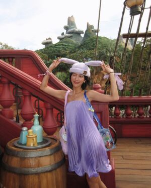 Molly Chiang Instagram - The perfect dress for Disneysea Fantasy Springs💜🩷💐 @selezzalondon 
-
#要看到最後一個影片
各位觀眾！！！
我終於來到了迪士尼海洋新園區《夢幻泉鄉》（噴淚）😭😍🥹

來你們說！！！
我的《夢幻泉鄉》穿搭是不是還算有在Ready！？😂
你們知道嗎我早在好幾個月以前這件洋裝就準備好了！！！
我可是為了符合《長髮公主Rapunzel 》Style準備了這套🤣
而且我細節很多！！！
重點是包包是我買了長髮公主的網紗袋
然後自己編織了紫色包再把網紗綁在外圍
是不是算有心🤣
到底要多Ready!!!!

然後你們有發現嗎
我的頭髮長到可以綁公主頭了耶😍☺️🤣
我今天是久違了好幾年綁了公主頭XD
雖然正面看不太出來啦😂

我必須說
雖然新園區一開始我最期待的是《長髮公主》設施
但是最讓我們眾人驚呼的竟然是《小飛俠彼得潘》！！！
我告訴你們小飛俠太厲害了😭
是痛哭流涕那種好玩跟感人
我們竟然玩到哭耶！？？？😂
當然Rapunzel天燈那一段我也是有哭
看到Rapunzel的高塔我也尖叫高八度
但小飛俠也哭我真的是感到很莫名震驚🤣
拜託你們來一定要都玩
新園區真的太強大了
細節滿到我無話可說
真的只能親自走一趟探索
好拍到拍掉我兩顆相機電池

假期套票真的是很厲害
新園區隨便你進
設施不用排隊五分鐘就玩到
還可以無限坐
如果能夠搶到是真的很值得
住進新園區的夢幻泉鄉飯店真的嚇死的漂亮
想不想看飯店另類開箱影片？😏

P.S. 陳太（小安）第二天的迪士尼已完全進入狀態，已被我同化，已被我徹底逼瘋。