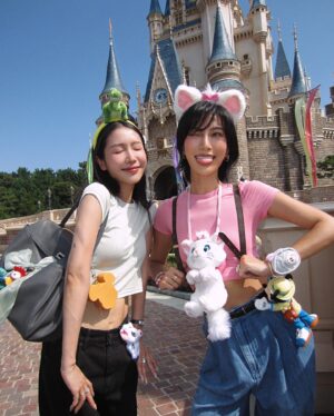 Molly Chiang Instagram - Back to my favorite place 🩷👯‍♀️🏰
-
我只能說現在可以發20張真的太爽了！！！
來迪士尼的照片真的不可能只是發10張耶！！！
與我的Sister @aaron77926 回到我最愛的地方！！！
我今天是瑪莉貓🩷
小安是恐龍泡泡龍？😂

但這次的重點不是DisneyLand
是明天要去的迪士尼海洋 !!!!!!
因為我們終於買到了假期套票（痛哭）
我終於可以去新園區《夢幻泉鄉》了！！！
但假期套票第一天一定要來樂園先玩😂
是住在迪士尼兩天一夜的行程
所以今天的樂園只是過場（？）

欸重點是今天的迪士尼樂園是我有史以來來過人潮最少的🤣
因為全世界的人都去迪士尼海洋了
真的人少到離譜那種耶
可想而知明天海洋會有多少人😳

我想今晚會興奮到睡不著了
我告訴你們
為了新園區
我的穿搭真的非常Ready!!!!!
史上最Ready 那種
沒在開玩笑那種
而且細節非常多🤣
我好期待！！！！！！
我真的好期待！！！！！
有感受到我興奮跟期待嗎？😂

我覺得長髮公主的設施我一定會玩到哭
那個天燈！！！！
OMG 你們懂吧！！！！！
我真的好期待！！！！！

P.S. 今日在樂園達成茉莉公主給我飛吻人生已圓滿
然後有在看懂第五張照片是壞母后跟灰姑娘嗎？😏
