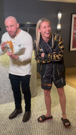 Molly McCann Instagram - Molly McCann crashes @alexvolkanovski’s interview for him to try a @meatballmolly sub 🤣

#UFC304 | July 27th | LIVE on TNT Sports and discovery 