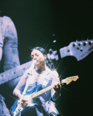 Mon Laferte Instagram - Ya se terminó la primera etapa del tour 
Soy otra 
Más bien, volví a ser la que era antes de embarazarme, pero a la vez distinta 
Me reencontré 
Volví a sentirme cantante 
Volví a sentirme linda 
Estoy inspirada 
Tengo sueño 
Quiero comerme el mundo 
Gracias infinitas 
Proxima parada Europa en Julio 
Les quiero 
Fotos @mayraortizph