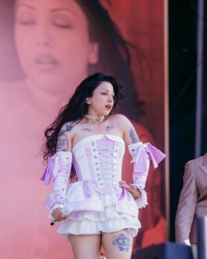 Mon Laferte Instagram - Ya se terminó la primera etapa del tour 
Soy otra 
Más bien, volví a ser la que era antes de embarazarme, pero a la vez distinta 
Me reencontré 
Volví a sentirme cantante 
Volví a sentirme linda 
Estoy inspirada 
Tengo sueño 
Quiero comerme el mundo 
Gracias infinitas 
Proxima parada Europa en Julio 
Les quiero 
Fotos @mayraortizph