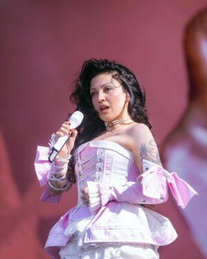 Mon Laferte Instagram - Ya se terminó la primera etapa del tour 
Soy otra 
Más bien, volví a ser la que era antes de embarazarme, pero a la vez distinta 
Me reencontré 
Volví a sentirme cantante 
Volví a sentirme linda 
Estoy inspirada 
Tengo sueño 
Quiero comerme el mundo 
Gracias infinitas 
Proxima parada Europa en Julio 
Les quiero 
Fotos @mayraortizph