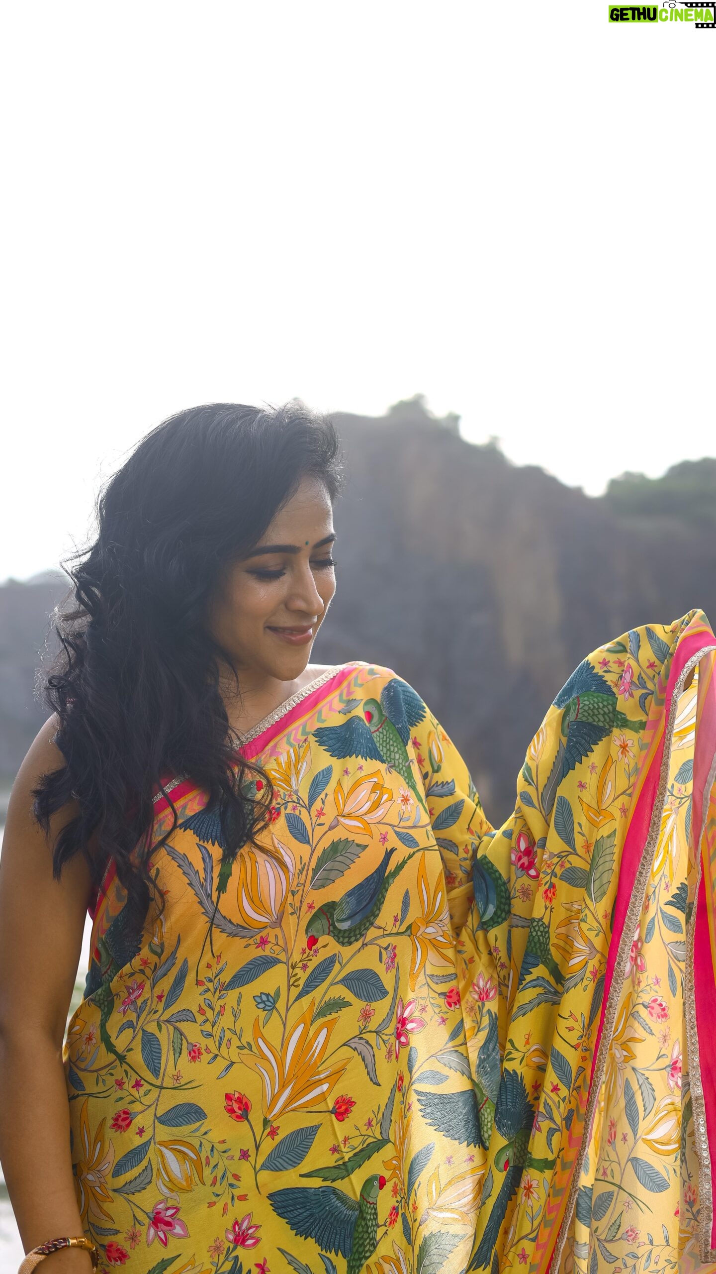 Mona Kakade - 3K Likes - BTS 😅
Watch till the end for some original audio 🤩

Thankyou @sw__portraits 😇and 
My cheerleader @i.am.priya.k for making this happen 🤗
Saree @bhavikadevarapalliofficial 💕

#monabedre 
#actor 
#bts 
#behindthescenes 
#instagood 
#unfiltered 
#reels