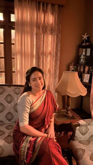 Mona Kakade Instagram - My look for the recent ad film shoot for @hdfclife 😇

#monabedre 
#actor 
#look 
#saree 
#lighting 
#saturday 
#picoftheday 
#pose 
#photooftheday 
#instagood