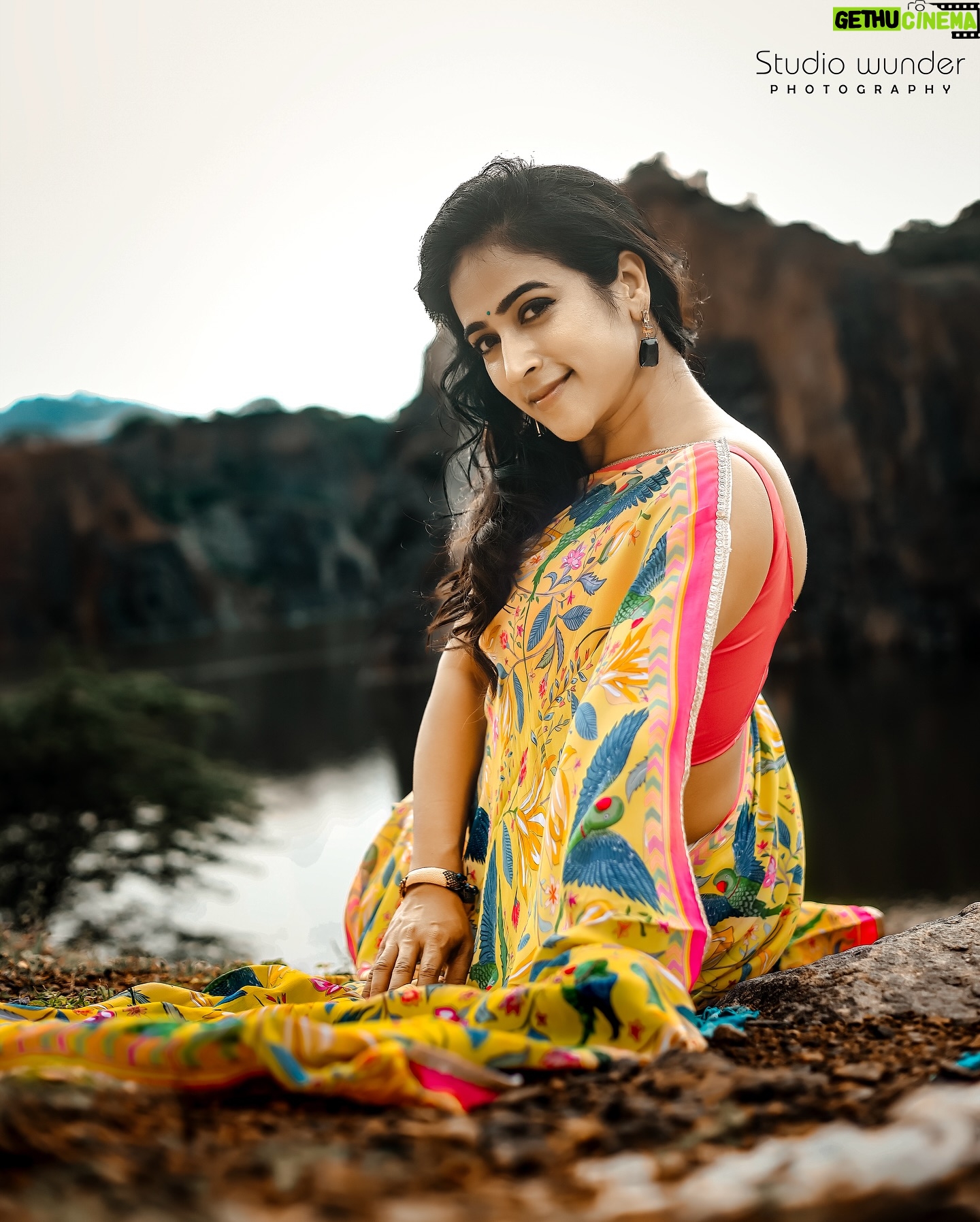 Mona Kakade - 11.7K Likes - Finally being myself 🤩
📸 @sw__portraits
Saree @bhavikadevarapalliofficial
#monabedre
#actor
#saree
#designer
#post
#picoftheday
#pose
#instagood
