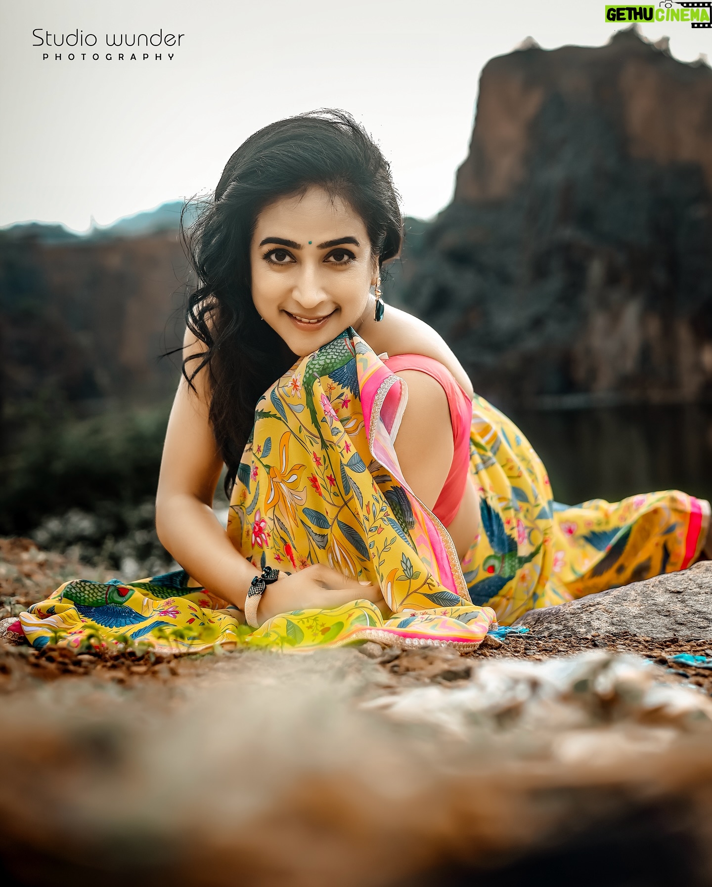 Mona Kakade - 11.7K Likes - Finally being myself 🤩
📸 @sw__portraits
Saree @bhavikadevarapalliofficial
#monabedre
#actor
#saree
#designer
#post
#picoftheday
#pose
#instagood