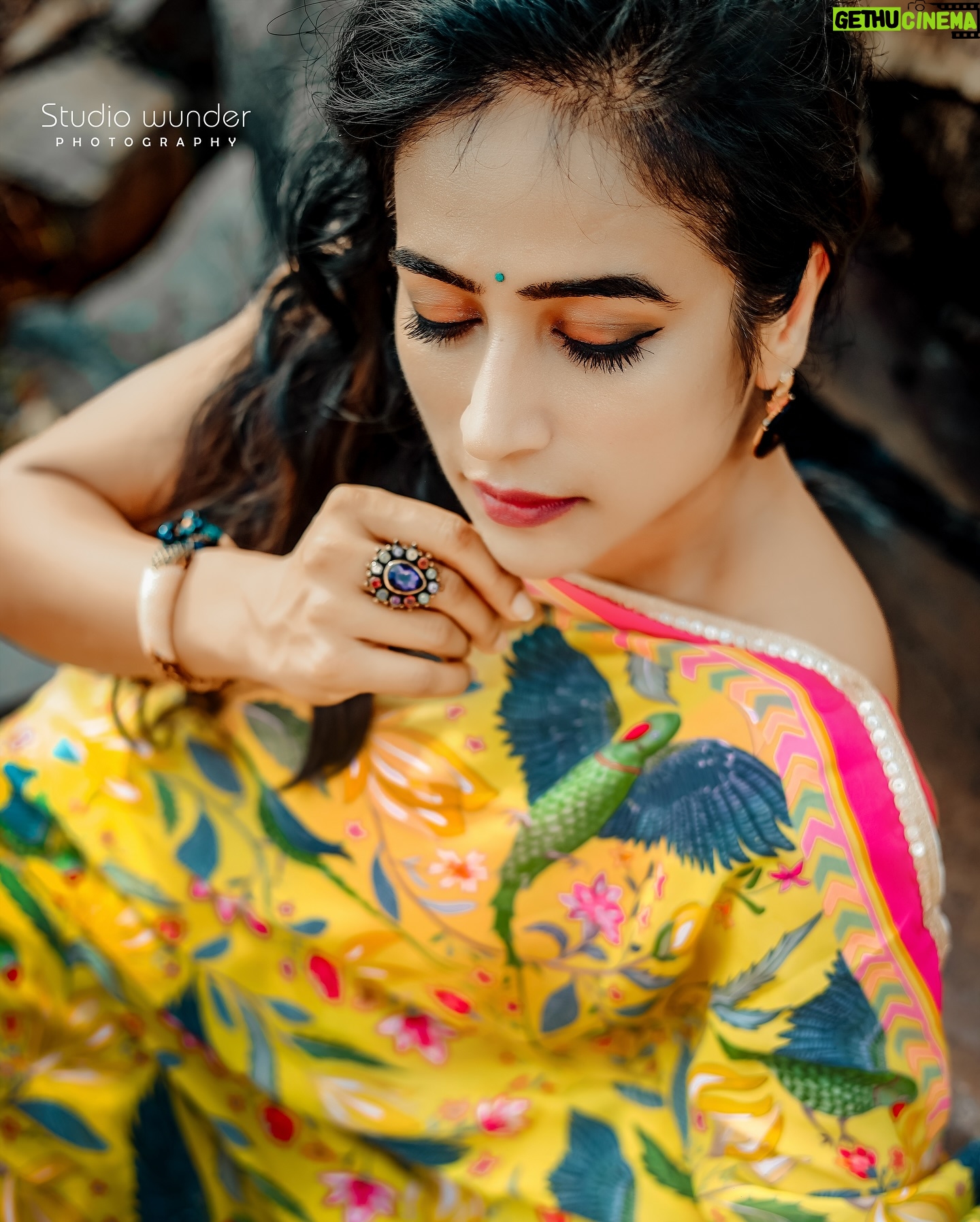 Mona Kakade - 11.7K Likes - Finally being myself 🤩
📸 @sw__portraits
Saree @bhavikadevarapalliofficial
#monabedre
#actor
#saree
#designer
#post
#picoftheday
#pose
#instagood