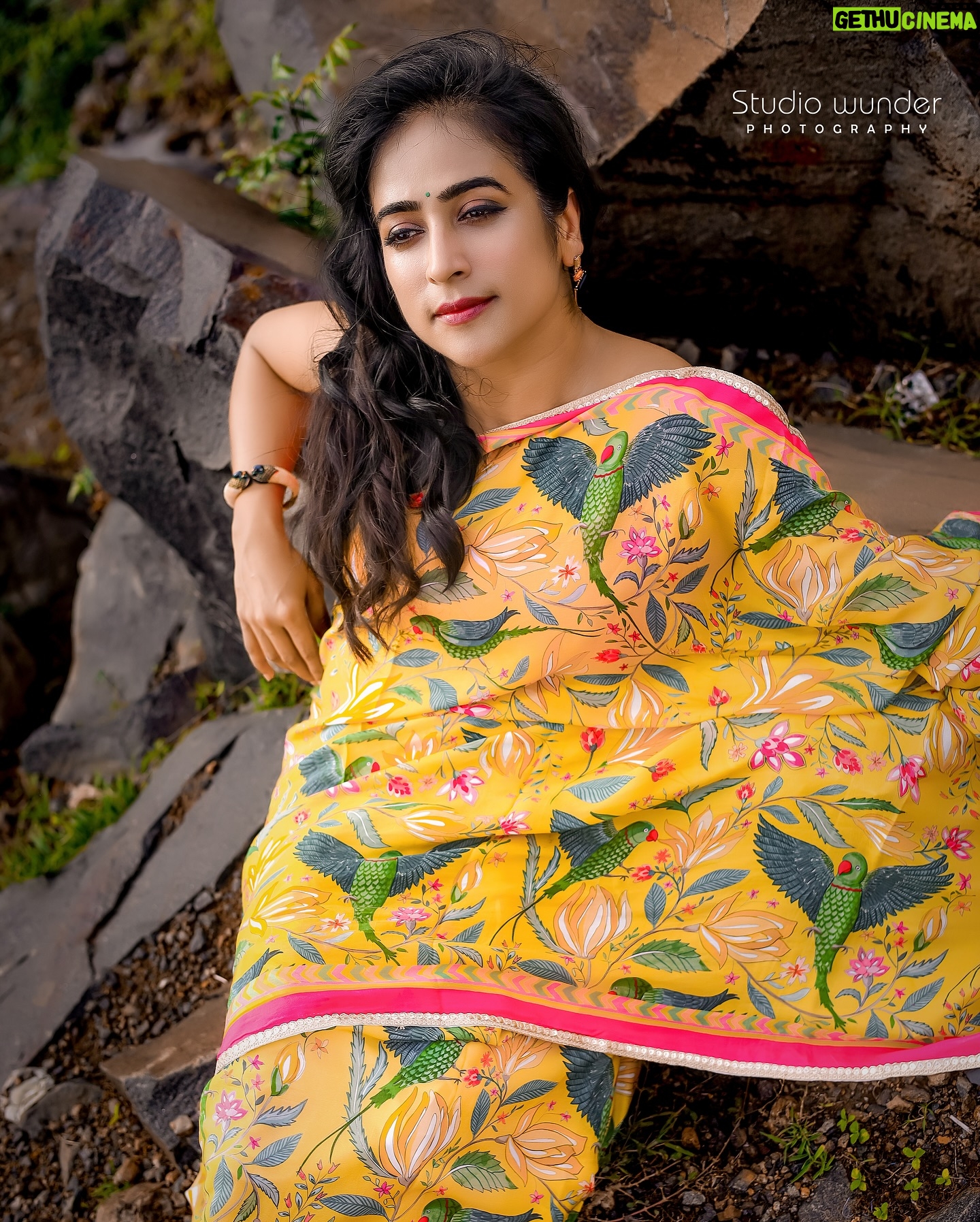 Mona Kakade - 11.7K Likes - Finally being myself 🤩
📸 @sw__portraits
Saree @bhavikadevarapalliofficial
#monabedre
#actor
#saree
#designer
#post
#picoftheday
#pose
#instagood