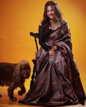 Monali Thakur Instagram - Credits.. 🤍🧚🏻‍♀️😛
Photobomber - #akithakur .
Hairstylist - @jeena_bax .
Makeup - Me .
Stylist - Me.
Saree - Kanakavalli.
Jewellery - Tanishq