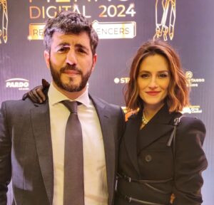 Mónica Antonópulos Instagram - Pueden seguirnos en el METAVERSO DE @ricardoylilianatv una cobertura del mundo nuevo digital única de estos señores que caen en la modernidad para traer realidad y nostalgia.