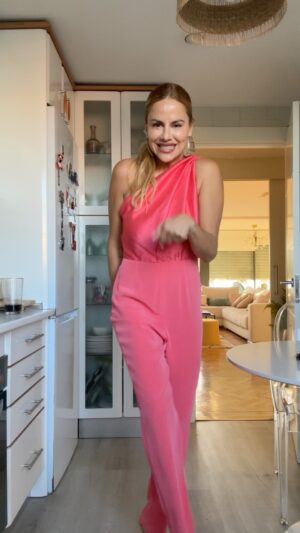 Mónica Hoyos Instagram - Llegas de @tardeartv y para no desaprovechar tu look de la tele, antes de ponerte el pijama😂 te pones a bailar en bucle tu canción favorita para animaros el jueves 🤍 que hoy es el día oficial de la alegria!! 😱♥️