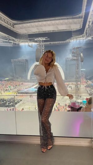 Mónica Hoyos Instagram - Hola Preciosos quería compartir con vosotros este momento #karolg 💕 Disfrútalo conmigo!
A parte de que a mi me guste bailar 
y que lo latino tiene mucho flow… 
Creo que ella ayuda mucho también con su lenguaje interior hacia las mujeres, algo que nunca está demás🤍
Asi que vamos mamasotas!!! La competencia es contigo misma, no con el de al lado, sino contigo!!! 
Dale con Fe, cada día un poquito mas!! 
No es que siempre estemos contentas, 
sino que nos levantamos y lo hagamos cada día💕
Mil gracias @livenationesp por este momento y a ti @anitawashere por compartir conmigo ♥️