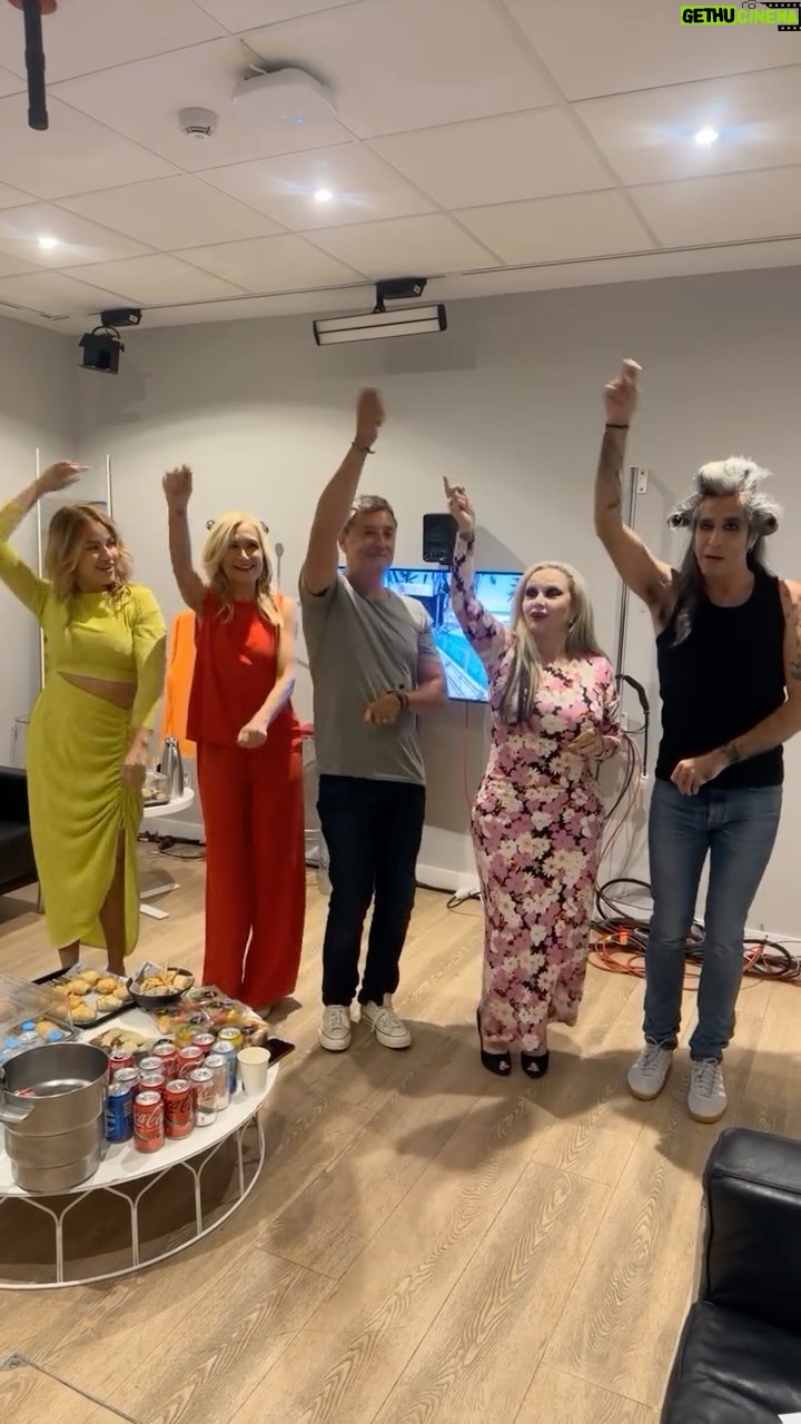 Mónica Hoyos - 2.7K Likes - Ensayando la coreografía que veréis hoy el programa TardeAR 😱🤣🤣
#telecinco #tardear #unicorntv #mediaset