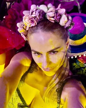 Mónica Hoyos Instagram - Aqui te dejo un poquito para que compartas conmigo algunos momentos de lo que vivimos ayer en @fundacionstarlite con sabor a Mexico @lunalozanoo  y una servidora, mil gracias por permitirnos ayudar @sandrastarlite  @antoniobanderas 💕

Vestidazo @virginiavald 
Zapatos y bolso @martinellishoes