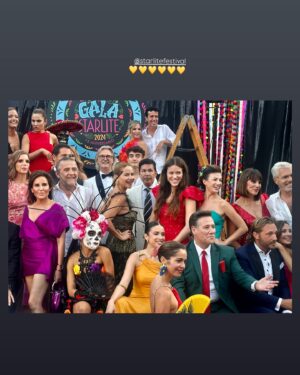 Mónica Hoyos Instagram - Aqui te dejo un poquito para que compartas conmigo algunos momentos de lo que vivimos ayer en @fundacionstarlite con sabor a Mexico @lunalozanoo  y una servidora, mil gracias por permitirnos ayudar @sandrastarlite  @antoniobanderas 💕

Vestidazo @virginiavald 
Zapatos y bolso @martinellishoes