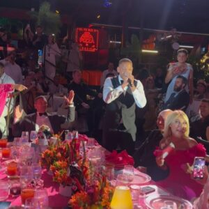 Mónica Hoyos Instagram - Aqui te dejo un poquito para que compartas conmigo algunos momentos de lo que vivimos ayer en @fundacionstarlite con sabor a Mexico @lunalozanoo  y una servidora, mil gracias por permitirnos ayudar @sandrastarlite  @antoniobanderas 💕

Vestidazo @virginiavald 
Zapatos y bolso @martinellishoes