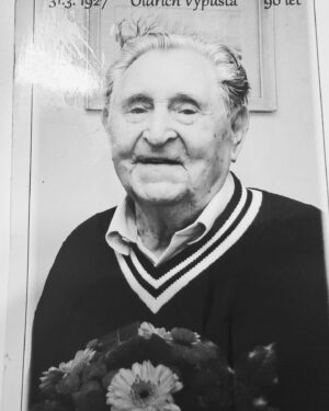 Monika Absolonová Instagram - ing. Oldrich Vypusta, podplukovnik ve vysluzbe, nas milovany deda nas navzdy opustil. Dedovi bylo 97 let. Byls nejlepsi deda na svete a sirokym dalekym okoli, jak jsem Ti vzdycky rikala. ❤️ Nejen pro me, ale i Maru, Misu a Kacku a pradeda pro moje syny. A uzasnej tatka mamky i tety Oliny… Oline, Oldo, dedo❤️🙏dekuju, za vsechno co jsi me v zivote naucil( jezdit na kole, lyzovat, sankovat, plit zahradu a zpivat a spousty dalsich veci), zes me mel vzdycky rad… budes nam vsem strasne chybet… stastny let do nebe. At je Ti uz dobre a moc pozdravuj babicku❤️💋 🖤🖤🖤🕊️🕊️🕊️ moc dekujeme cela rodina Domovu pro seniory v Sedlcanech. Dekujeme za uzasnou peci, laskavost a empatii vsem zamestnancum.🙏