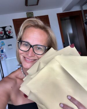 Monika Absolonová Instagram - Moji mili. ❤️Teprve dnes jsem se dostala k precteni vsech dopisu, ktere jsem dostala 9.6. od Vas na Vystavisti… moc za ne dekuju. Moc. Dojali jste me… a moc dekuju Klarce, ktera mnoho let krasne vedla,  spravovala stranku oficialni fanklub… moc Ti dekuju za neuveritelnou podporu❤️❤️❤️ chapu, ze ses rozhodla uz v tom nepokracovat. Vsem, kteri jste byli soucasti nesmirne dekuju za podporu, pochopeni… krasne leto❤️