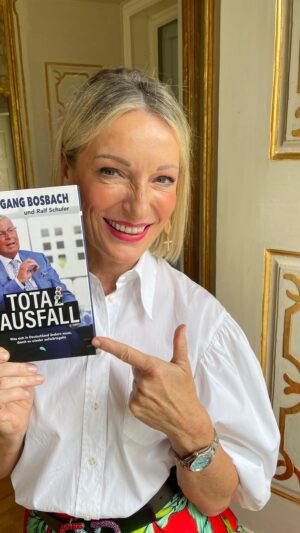 Monika Gruber Instagram - Mein Buchtipp für Euch! 😊 

Unbezahlte Werbung! 

#wolfgangbosbach #bosbach #buch #buchtipp #totalausfall #monikagruber