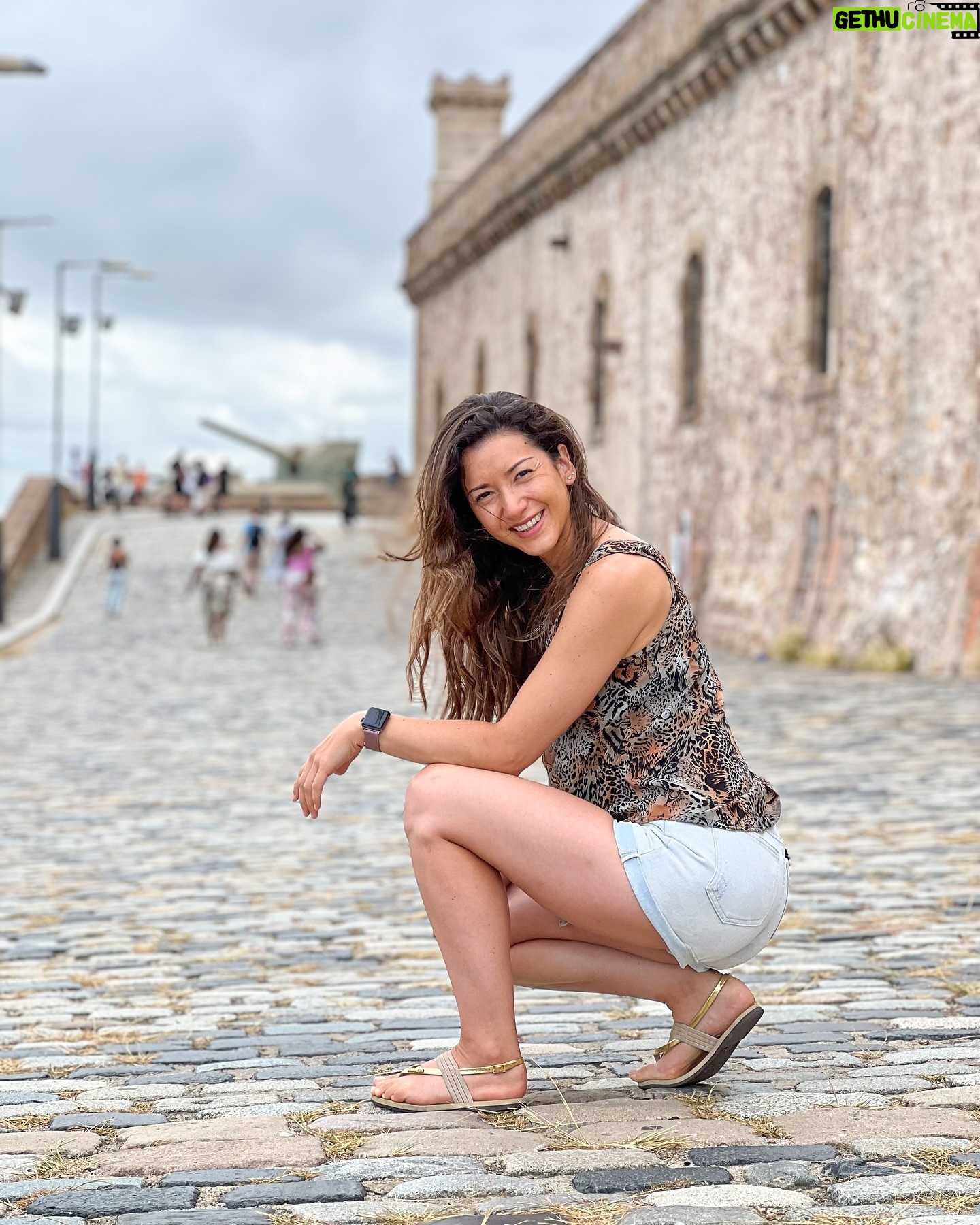 Monserrat Torrent - 7.5K Likes - Entre la foto 1 y 2 han pasado exactos 5 años. Mismo lugar.
Lo lindo de ver avanzar el tiempo, es ver cómo nos vamos percibiendo y re-conociendo en cada etapa, en la complejidad del camino.
(No se por qué mientras más joven es uno, más maquillaje usa 😅 Leseras que después uno analiza)
Hoy, si pudiera hablarle a mi yo de hace 5 años, le diría: “Vive más en el presente, que el futuro es una ilusión”
Y ustedes? Que le dirían a su yo de hace 5 años?
Lo quiero leer 🙌🏻
#instalike #instagood #instadaily #woman