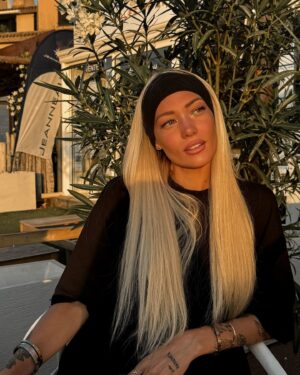 Montaine Mounet Instagram - Je ne savais pas laquelle choisir, alors j’ai mis les 4 🖤🦋 
•
•
•
•
•
#picoftheday #love #girl #france #southoffrance #sainttropez #summer