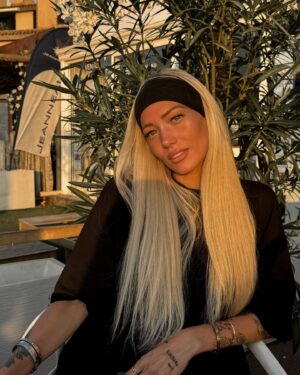 Montaine Mounet Instagram - Je ne savais pas laquelle choisir, alors j’ai mis les 4 🖤🦋 
•
•
•
•
•
#picoftheday #love #girl #france #southoffrance #sainttropez #summer