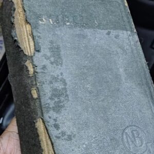 Monty Tiwa Instagram - Menemukan Alkitab Belanda dari pernikahan Opa dan Oma saya yg menikah di bulan November tahun 1939. (Horonius Seba dan Maria Charlotte Kansil).
Alkitab yg dicetak di Amsterdam thn 1935, sudah lebih tua usianya dari Republik Indonesia dan menjadi saksi bisu dari gerakan penginjilan Zending oleh pemerintahan Hindia Belanda di masa pra kemerdekaan.