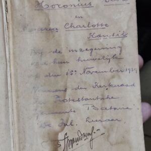 Monty Tiwa Instagram - Menemukan Alkitab Belanda dari pernikahan Opa dan Oma saya yg menikah di bulan November tahun 1939. (Horonius Seba dan Maria Charlotte Kansil).
Alkitab yg dicetak di Amsterdam thn 1935, sudah lebih tua usianya dari Republik Indonesia dan menjadi saksi bisu dari gerakan penginjilan Zending oleh pemerintahan Hindia Belanda di masa pra kemerdekaan.